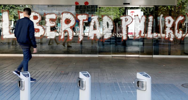 La policia està buscant els pressumptes responsables en les gravacions de seguretat.