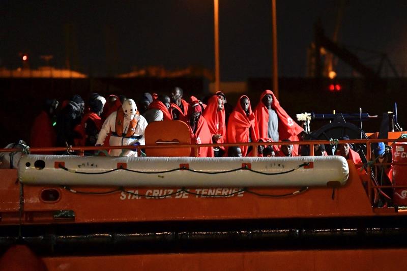 Un buc d'Open Arms s'hi troba prop del vaixell pesquer i ha brindat assitència sanitària a la tripulació i el passatge.