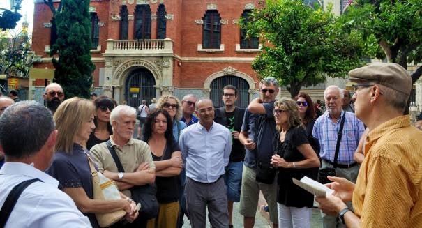 Alguns membres de l'entitat cívica de visita cultural a València.