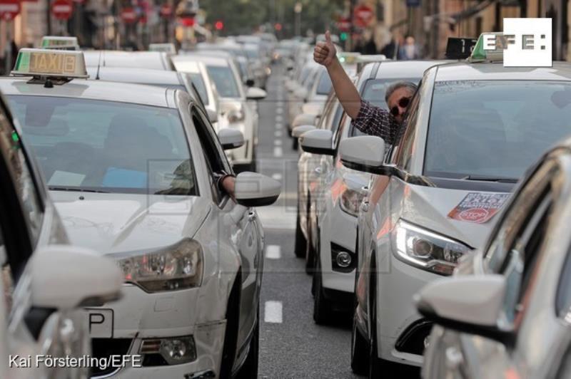 Els taxistes han circulat entre la conselleria d'Habitatge i l'Ajuntament.