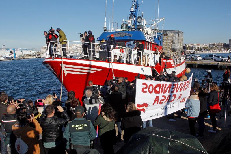 El pesquer Nuestra Madre Loreto ha sigut rebut entre aplaudiments a l'arribada al port de Santa Pola.