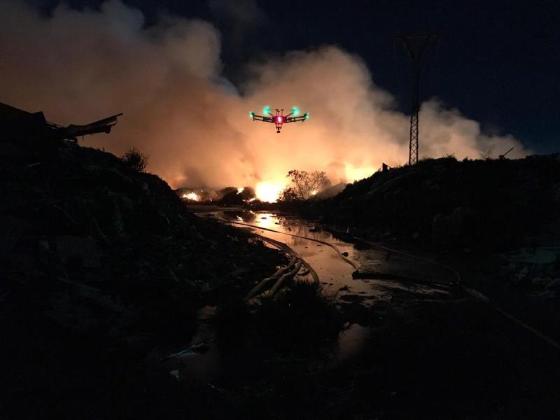 Els bombers treballen des de dissabte en l'extinció de la fàbrica abadonada de Sollana.