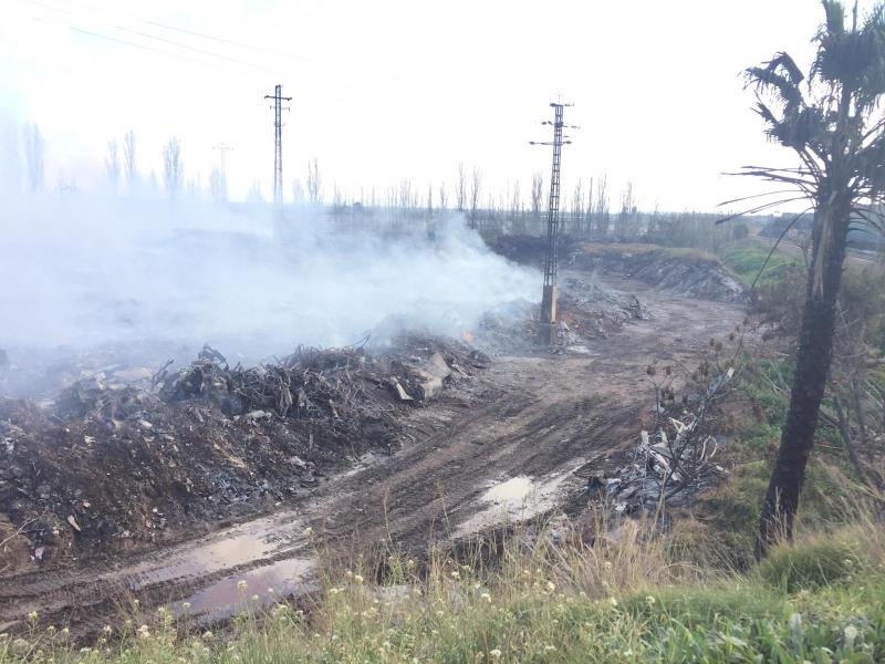 El foc es va iniciar en la vesprada de passat dissabte en una empresa abandonada de reciclatge de fusta