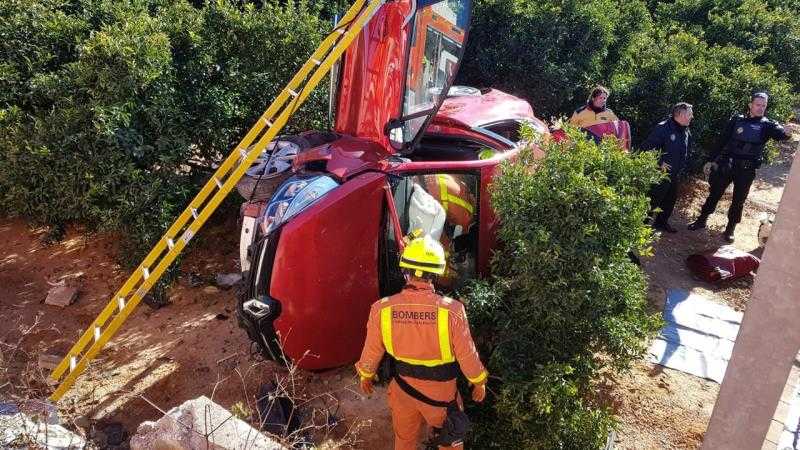 Poc després de les 13.00 hores, el telèfon d'emergències 112 ha informat d'un accident de trànsit per eixida de via d'un turisme al terme municipal d'Alzira.