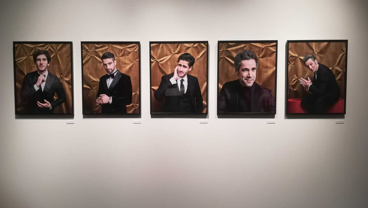 L'exposició, en dos ambients diferenciats, planteja una reflexió sobre la bellesa i la joventut en la societat actual.