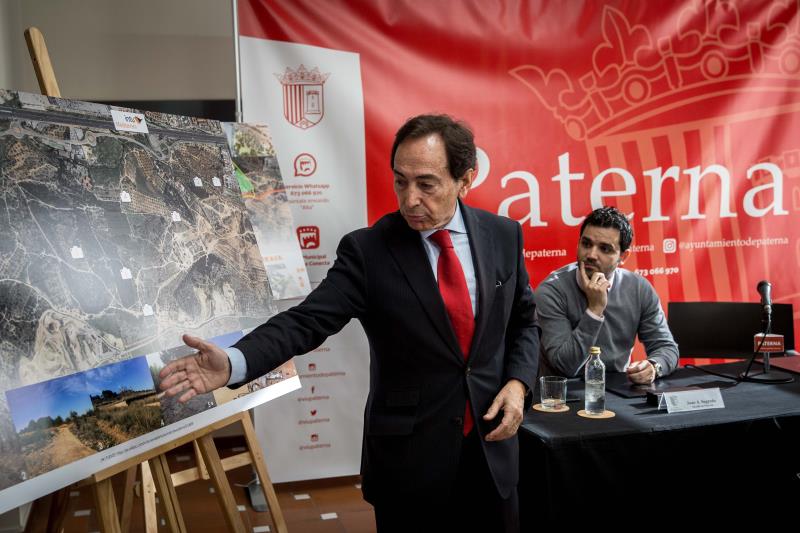 Salvador Arenere, promotor d'Intu, junt a l'alcalde de Paterna, Juan Antonio Sagredo.