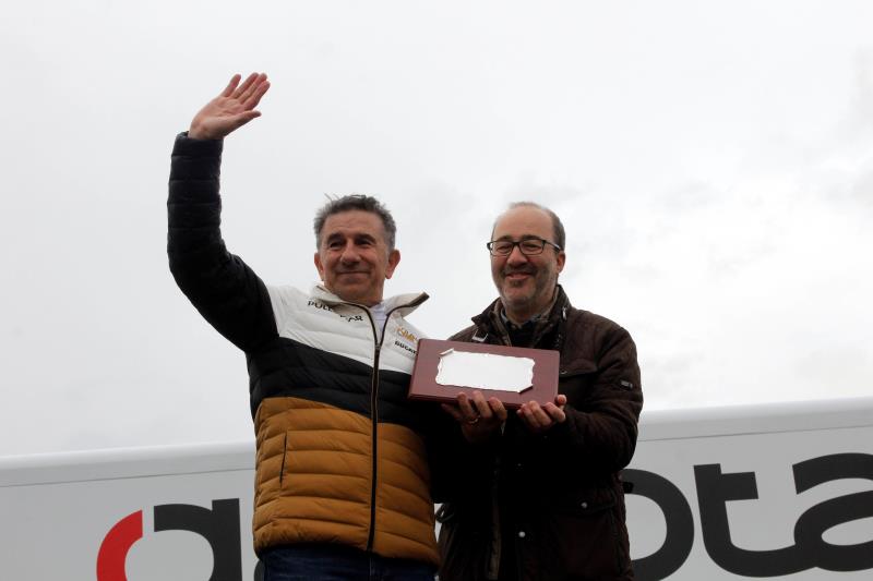 Més de dos cents motoristes han recorregut els carrers de la ciutat on han participat pilots del Mundial de Motociclisme.