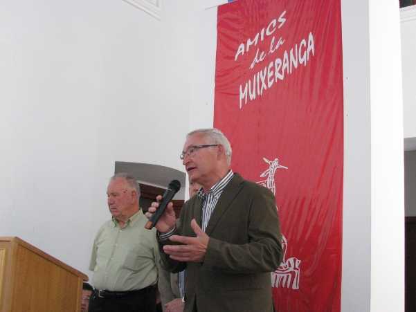 Passat i present. L'actual mestre muixeranguer Juan Beltran (amb el micròfon) i l'antic Tomàs Pla.