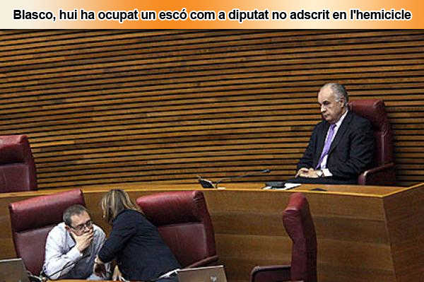 Blasco, assegut en la ultima fila de les Corts, darrere del grup d'EU.