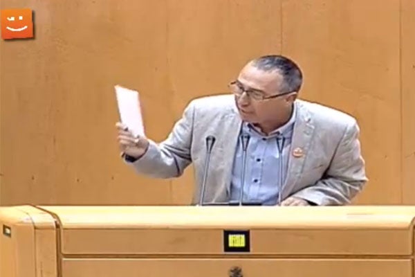 Joan Baldoví amb el sobre al Senat.