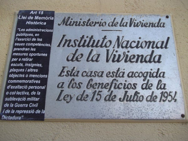 Imatge d'una placa franquista.
