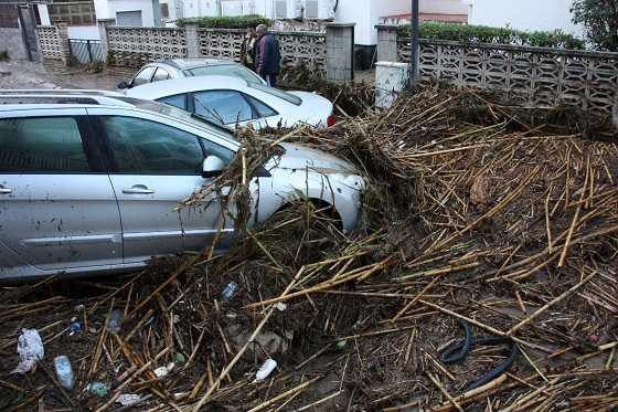 Vehicles afectat per una inundació.