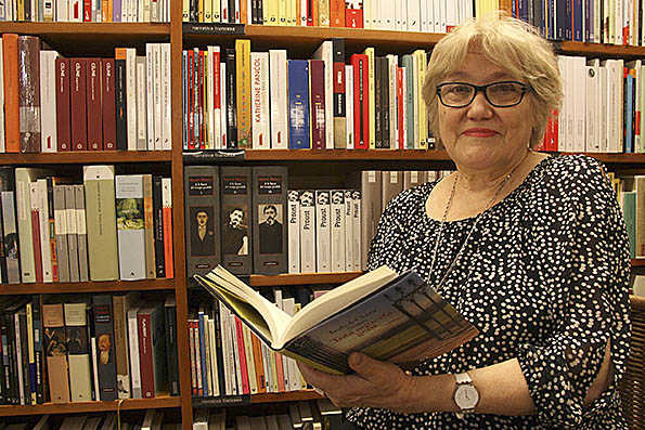 L’escriptora valenciana Isabel-Clara Simó, amb el seu nou llibre a les mans, aquest dimarts a la llibreria 'Laie'.
