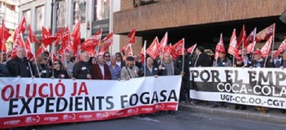 Manifestants davant la seu de la Delegació de Govern.