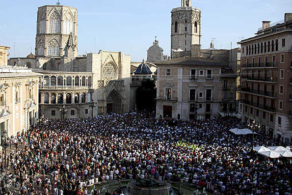 Ambient de la plaça de la Mare de Déu de València, en la concentració en memòria de les víctimes de l'accident de metro de València.