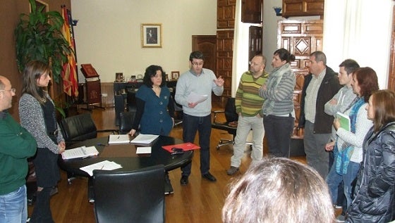 Imatge de la reunió, hui, dels regidors municipals, representants de la Plataforma PROU i la inspectora d'Educació.