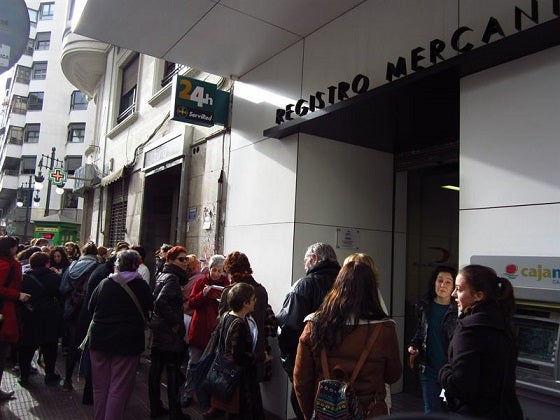 La protesta col·lectiva va reunir ahir gran nombre de dones davant el Registre de València.