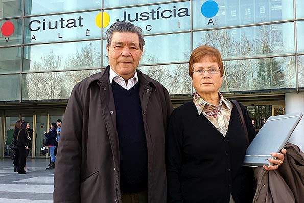 La filla de Teófilo Alcorisa i el seu marit davant de la Ciutat de la Justícia de València després de presentar la denúncia per la desaparició forçosa del seu pare l'any 1947.