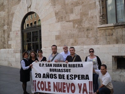 Prosteta davant el Palau de la Generalitat l'any 2011.