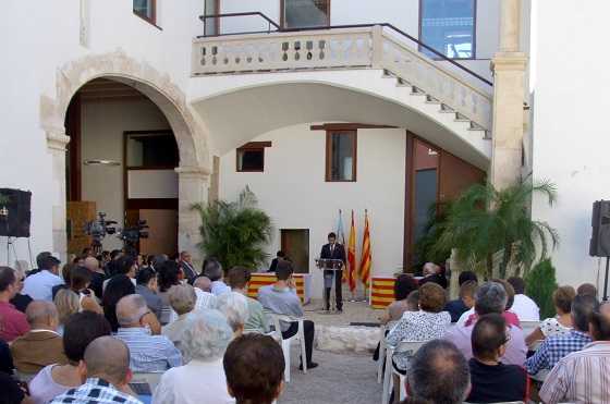 Foto d'arxiu de la celebració del 9 d'Octubre al Palau de la Vila d'Ontinyent.