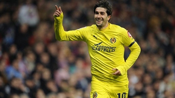 Un jugador del Vila-real CF amb la samarreta amb el logotip de l'aeroport de Castelló.