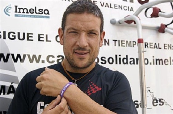 El brigadista valencià guardonat, Víctor Cerdà, mostra la polsera solidaria.