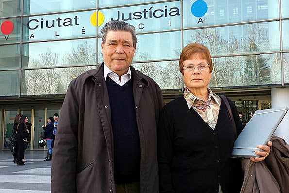 La filla de Teófilo Alcorisa i el seu marit davant de la Ciutat de la Justícia de València després de presentar la denúncia per la desaparició forçosa del seu pare l’any 1947.