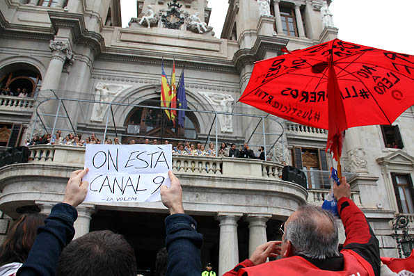 Desenes de persones han protestat contra el tancament de RTVV en finalitzar la primera mascletà .