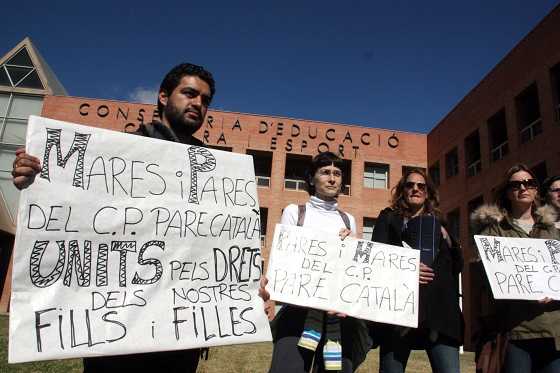 Pares d'alumnes del centre Pare Català de València que volen continuar amb la línia en valencià es manifesten a les portes de la conselleria d'Educació.