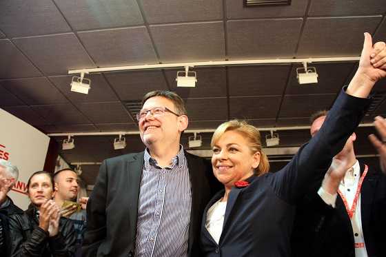 El candidat del PSPV a la Presidència de la Generalitat, XImo Puig, amb la vicesecretària general del PSOE, Elena Valenciano, celebren la victòria de Puig en les primàries.