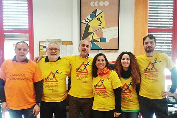 Representants sindicals de CCOO PV i de la comunitat educativa del Ciutat de Cremona, ahir després de la reunió.
