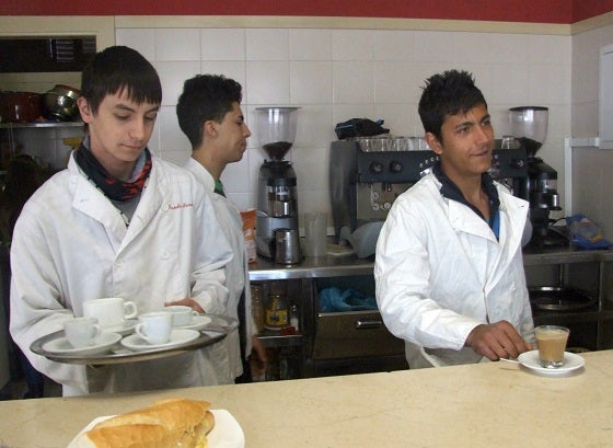 Joves durant el periode de formació pràctica en la cafeteria del Campus Universitari a Magisteri