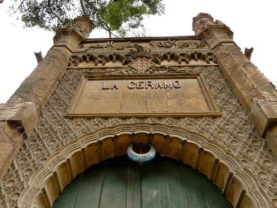 Porta principal e la Ceramo.