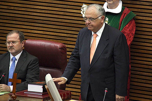 El president de Les Corts, Juan Cotino, jura sobre la Bíblia.