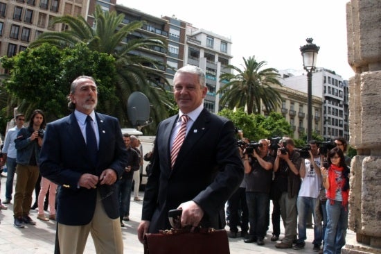 Francisco Correa (esquerra) i Pablo Crespo (dreta), dos dels considerats caps de les empreses de la trama 'Gürtel' a la sortida del TSJ valencià el passat maig durant la instrucció de la investigació per un presumpte finançament irregular del PP valencià.