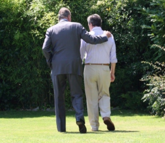 L'expresident del govern espanyol Adolfo Suárez, amb el rei Joan Carles de Borbó, en una imatge del 2008.