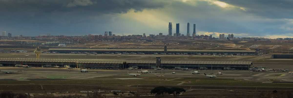 Vista de l'aeroport de Madrid-Barajas des de Paracuellos.