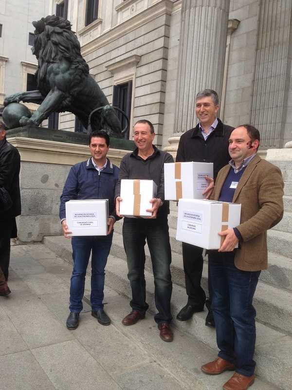 El diputat Joan Baldoví, a la porta del Congrés dels Diputats abans de la presentació del recurs.