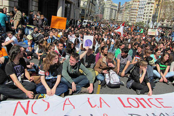 Els manifestants han protagonitzat una xiulada col·lectiva.