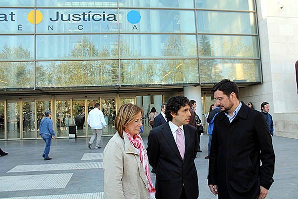 D'esquerra a dreta, Marga Sanz (EUPV), l'advocat Santiago Thomás de Carranza i el portaveu adjunt Ignacio Blanco aquest dijous a l'eixida de la Ciutat de la Justícia.