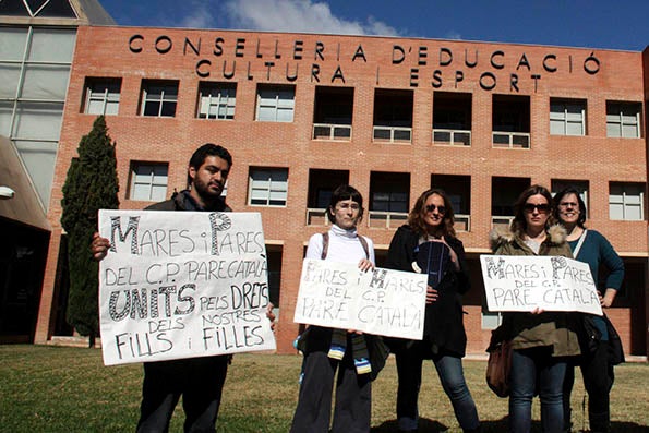 Pares d’alumnes del centre Pare Català es manifesten a les portes de la conselleria d'Educació.