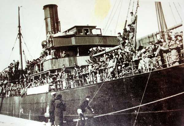 El buc Stanbrook replet de refugiats al port d'Alacant.