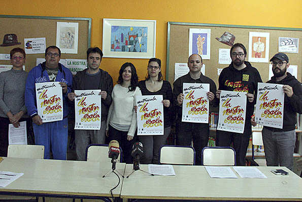 Un grup de pares i mares del Col·legi Públic Pare Català moments abans de la roda de premsa.