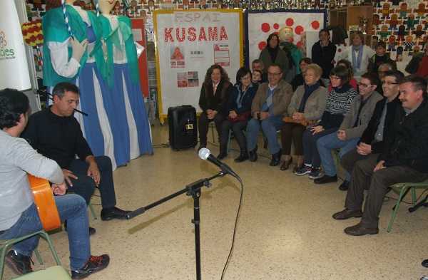 El 'cantaor' Pep Gimeno va voler mostrar el seu suport a les reivindicacions dels centres contra la supressió d’unitats escolars.