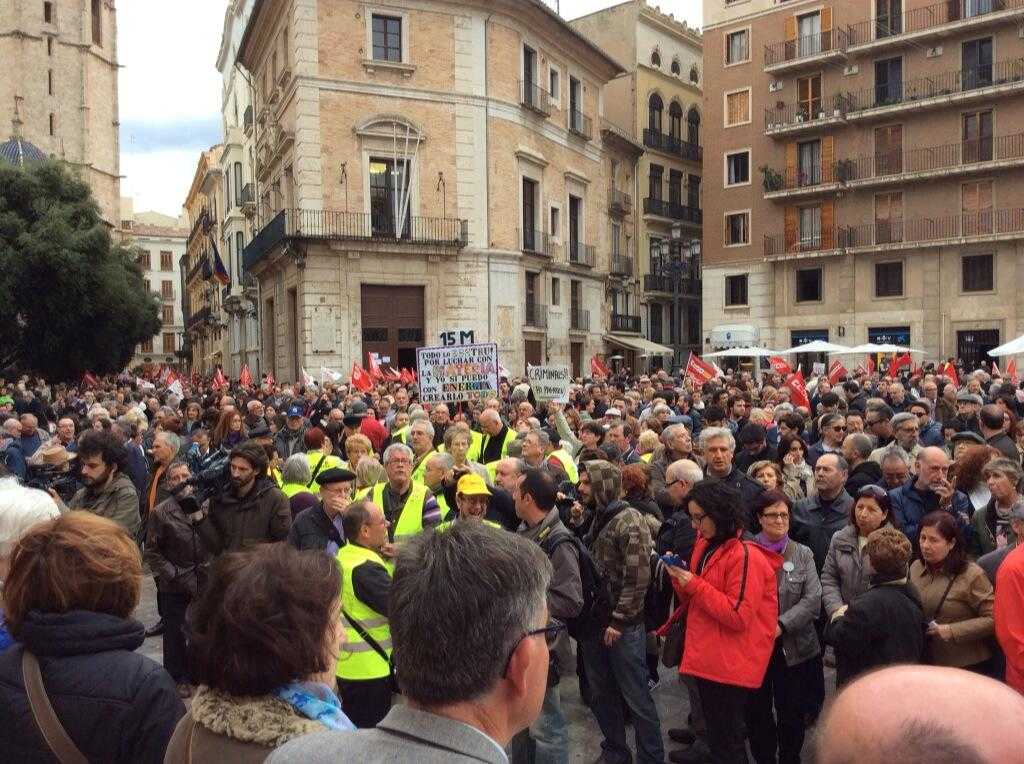 Un moment de la multitudinària concentració celebrada aquesta vesprada.