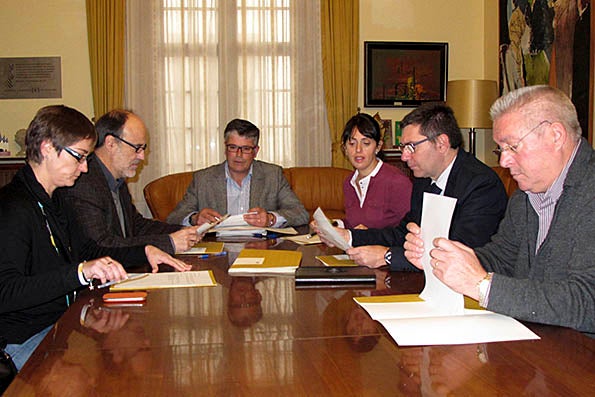 Alcaldes i regidors dels sis municipis segellen l’acord definitiu per crear l’acord municipal enfront del projecte Castor.