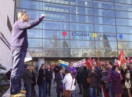 Un moment de la protesta no autoritzada celebrada en hui davant la Ciutat de la Justícia de València.