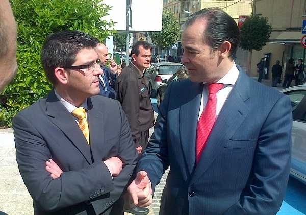 L'alcalde d'Ontinyent, el socialista Jorge Rodríguez, amb el conseller Llombart, aquest matí a Ontinyent.