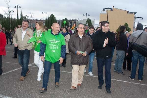 El primer regidor d'Ontinyent, Jorge Rodríguez (a la dreta) el passat 29 de març en la manifestació per l'educació celebrada a la capital de la Vall d'Albaida.