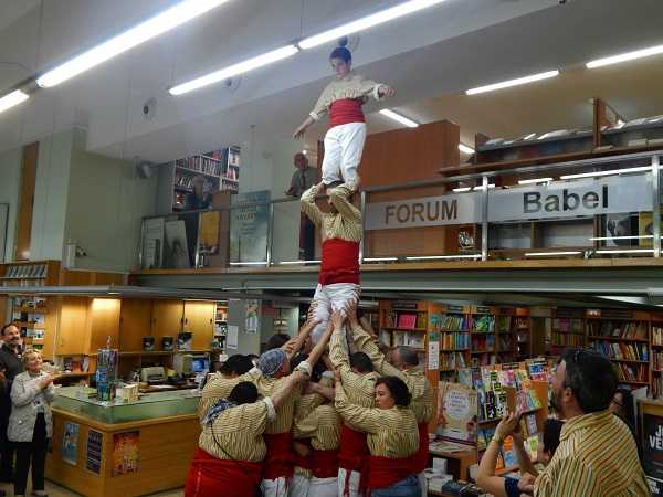 Quadre plàstic alçat durant l'acte de presentació pels membres de la Muixeranga de Castelló.